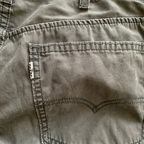 Levi Jeans they are a size 31x32 - Picture 3 of 3